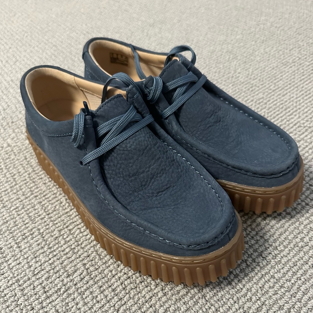 Women’s Size 8 Clarks Torhill Bee Chukka Sneaker in Blue
